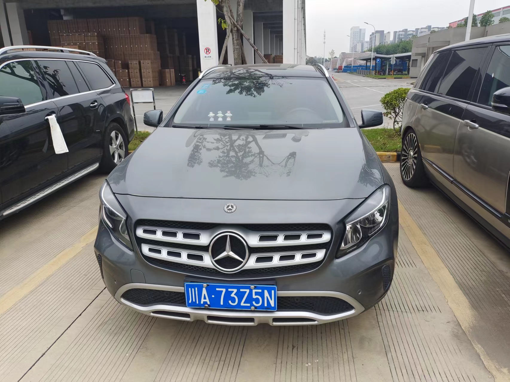 车牌号为川A73Z5N梅萨德斯-奔驰牌汽车