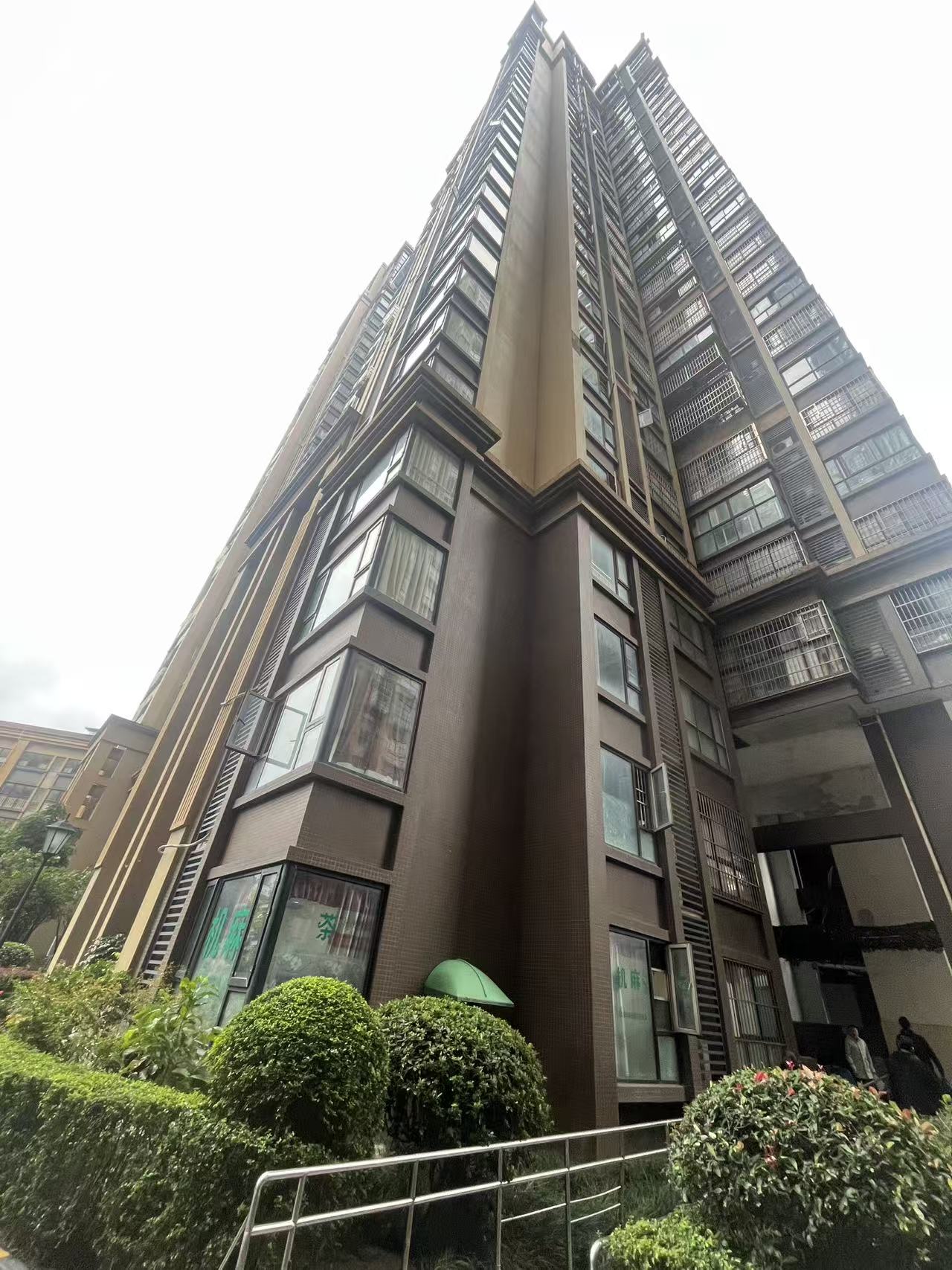 成都市郫都区郫筒镇西大街309号4栋2单元26层2607号房屋。