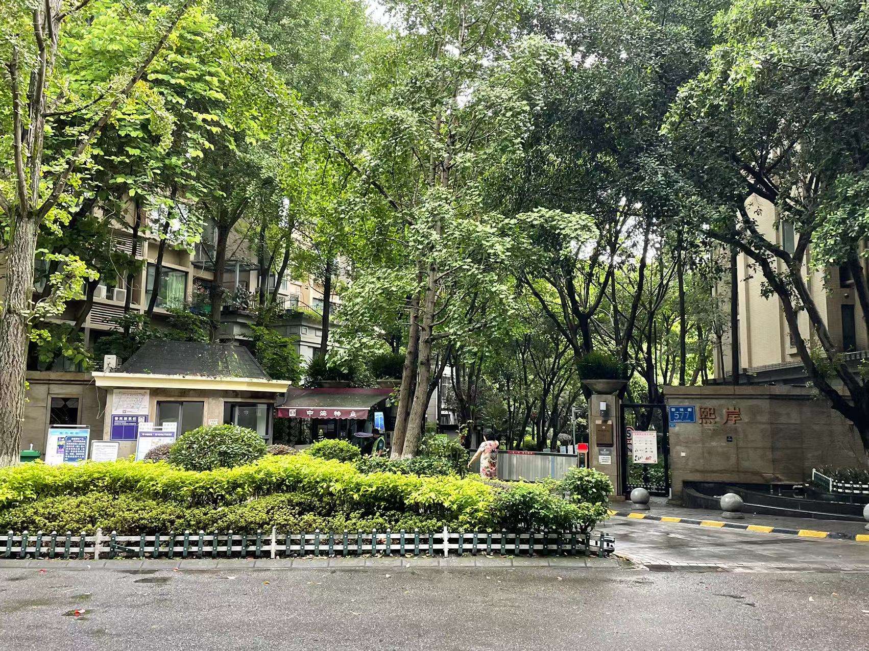 成都市高新区（西区）碧林街577号“熙岸”4栋1单元6层12号房屋及室内物品