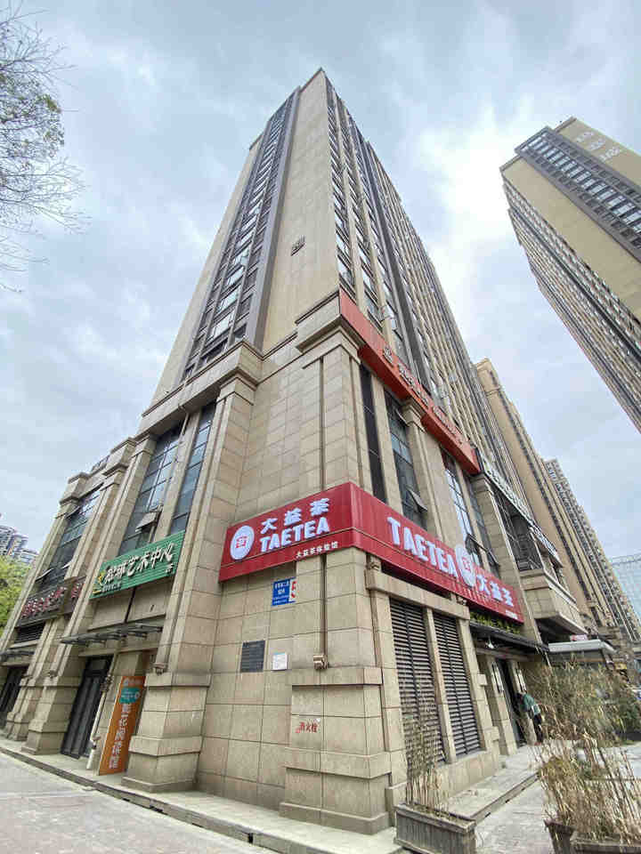 成都市成华区府青路二段183号5栋1单元24楼2404号房屋及附着装修