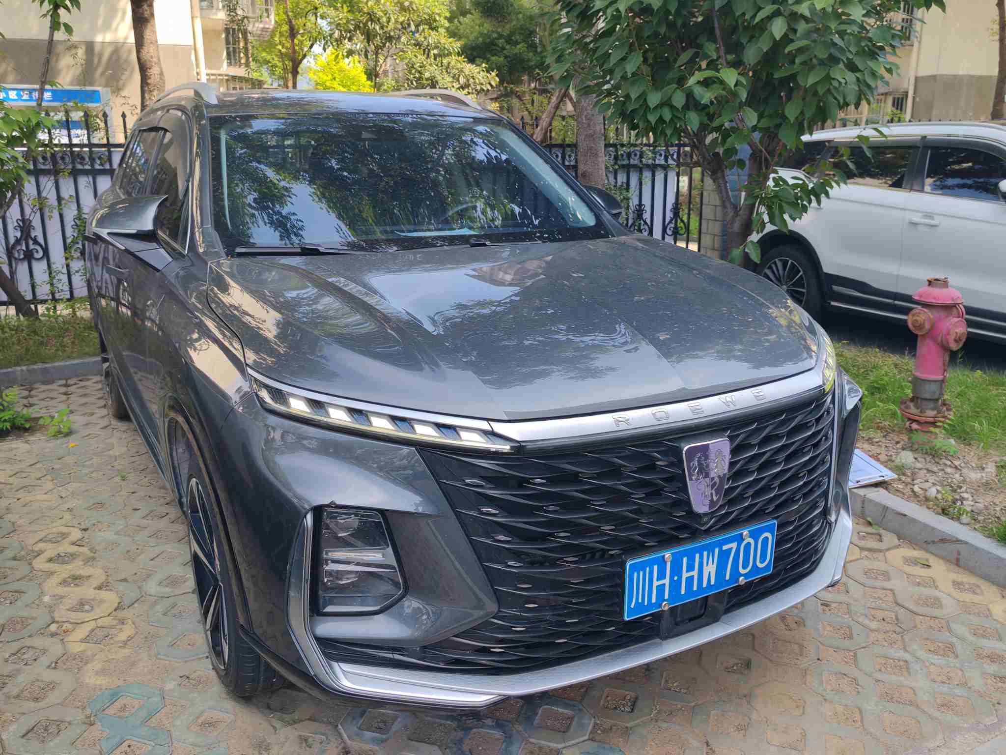 车牌为川HHW700荣威牌汽车一辆