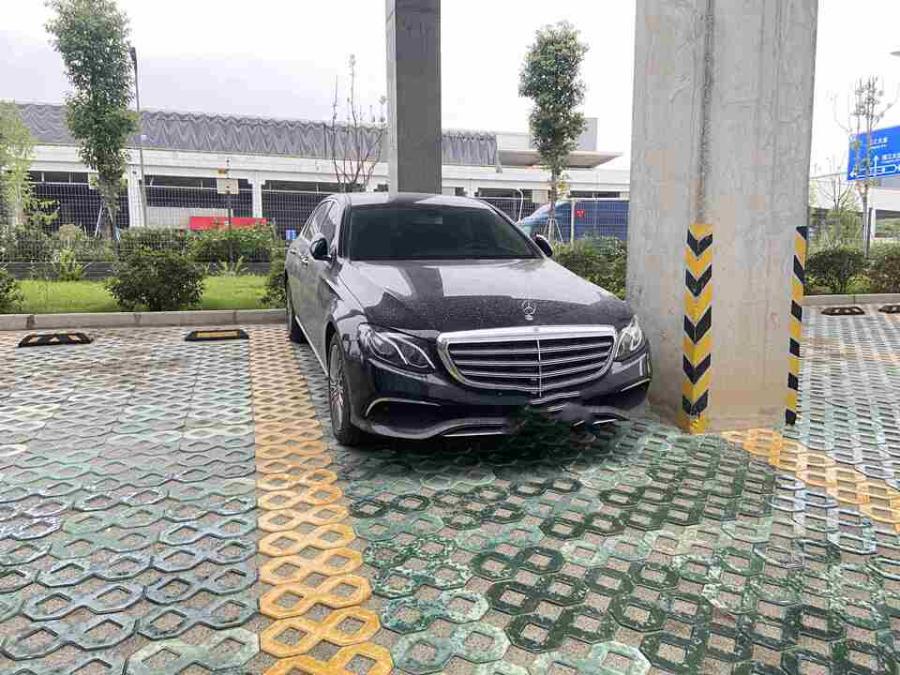 车牌号为川AV63A0奔驰牌小型汽车一辆
