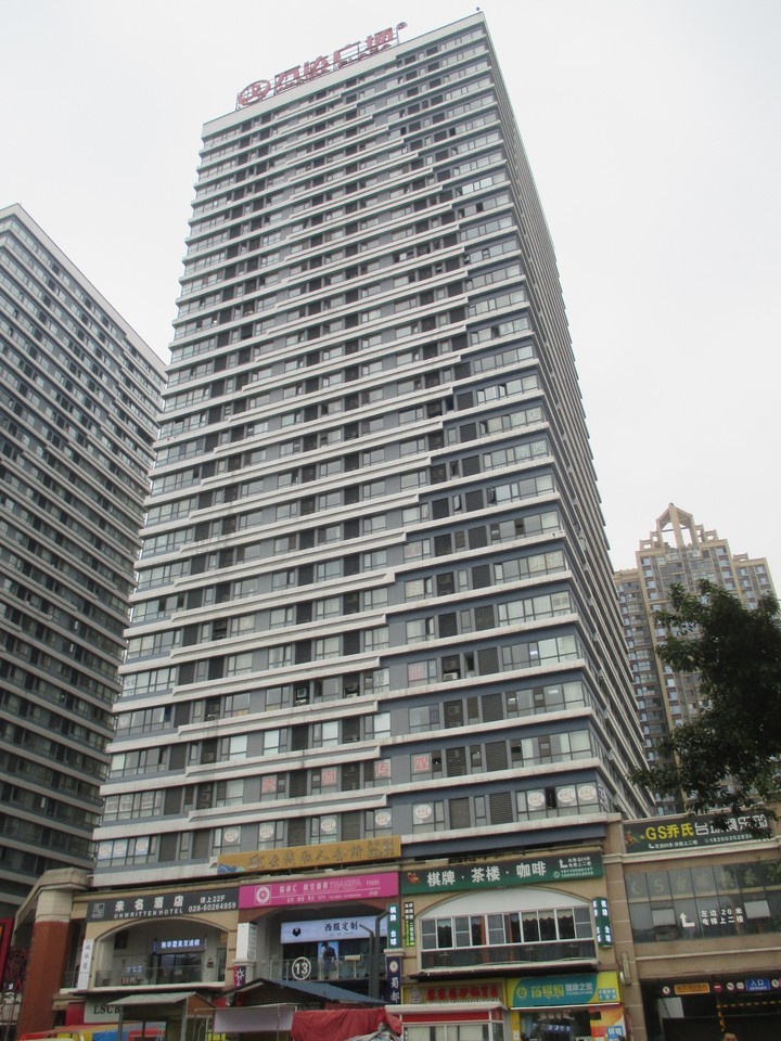 位于成都市郫都区郫筒镇望丛东路109号1栋1单元17层1701-1728号共28间办公用房