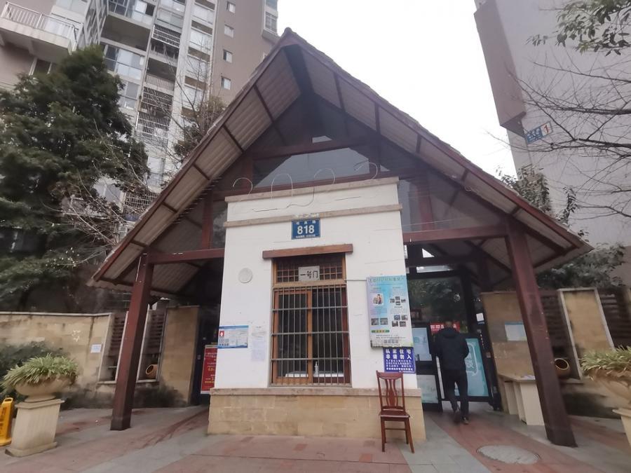 成都市龙泉驿区龙泉北泉路818号花香龙都1栋1单元27层2704号房屋