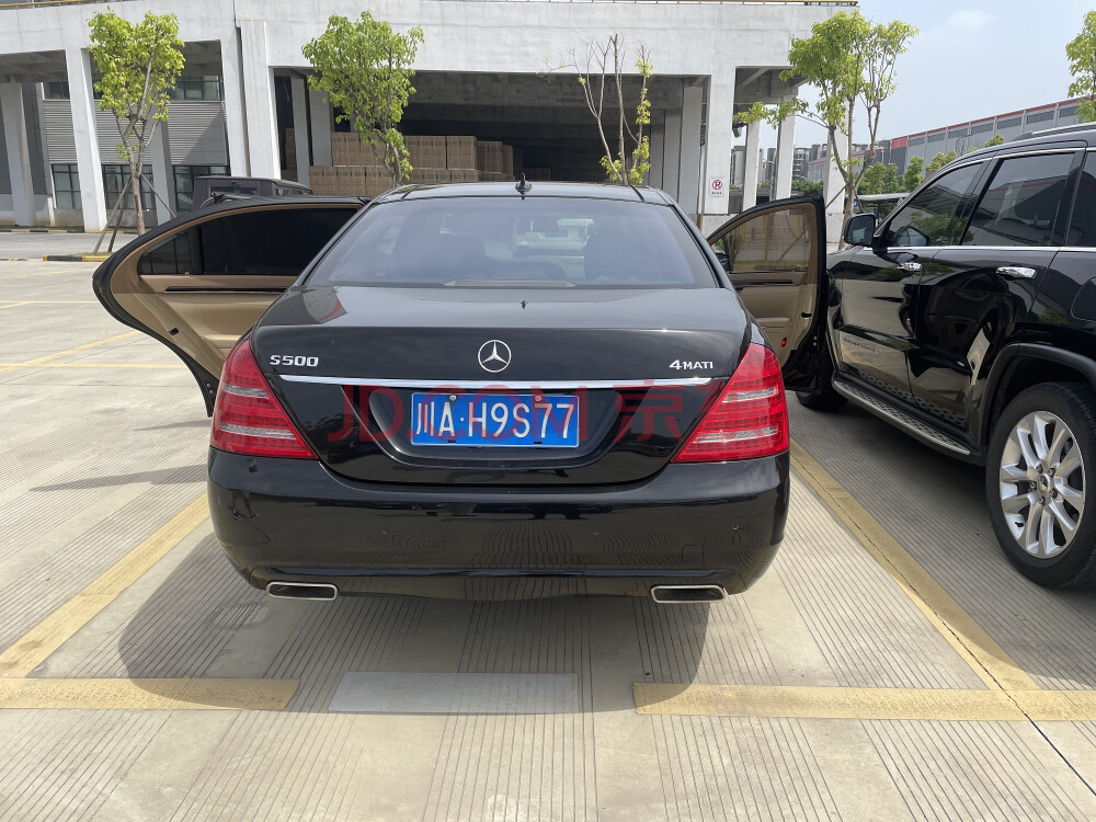 车牌号为川AH9S77奔驰小型轿车