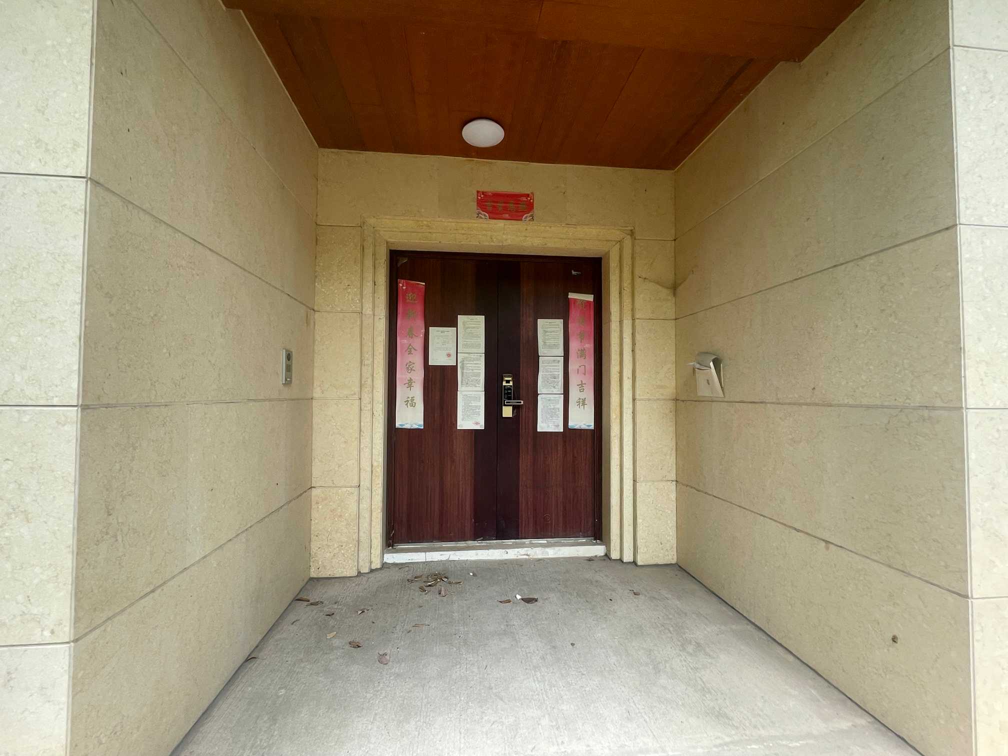 眉山市仁寿县黑龙滩镇四海社区公园大道3号（半山湖景）228幢1单元1-3楼1号住宅