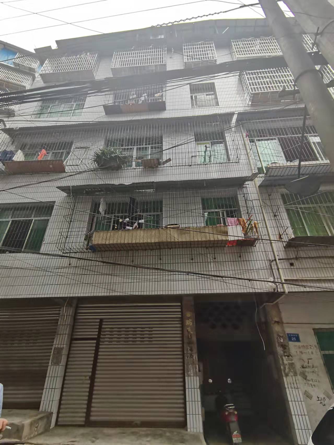 仪陇县金城镇竹溪桥街33号第2层1号（实勘地址为竹溪桥街25号）房屋