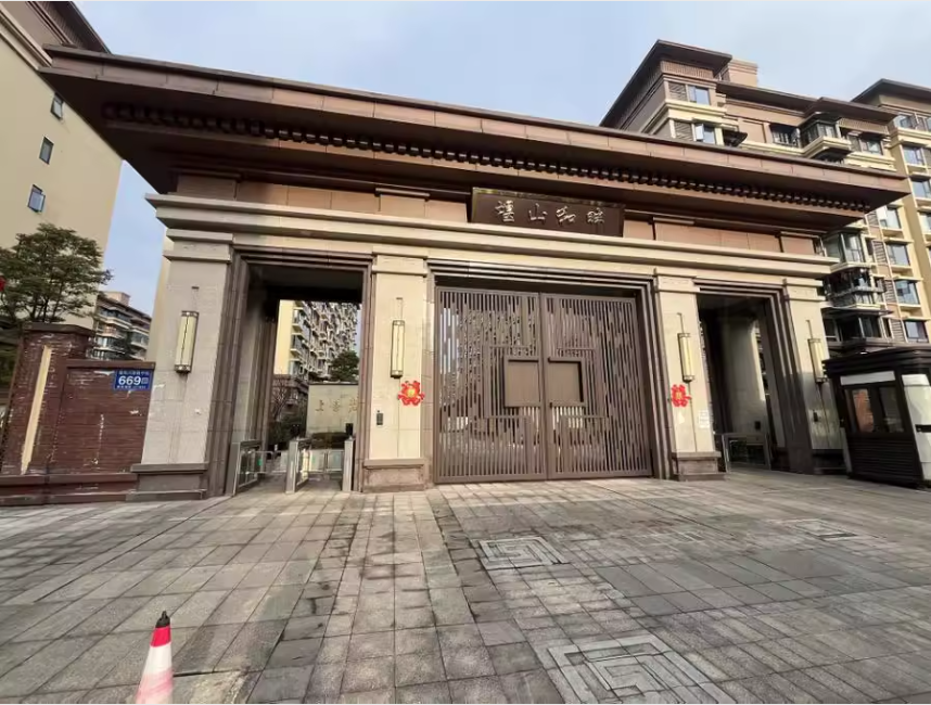 都江堰市蒲阳河南路中段669号13栋2单元11层1102号房产及都江堰市蒲阳河南路中段669号20栋-1楼333号机动车位