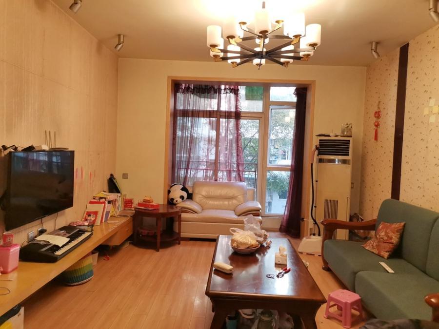 成都市郫都区犀浦镇围城南街816号38栋2单元4层8号房屋、装修及室内物品