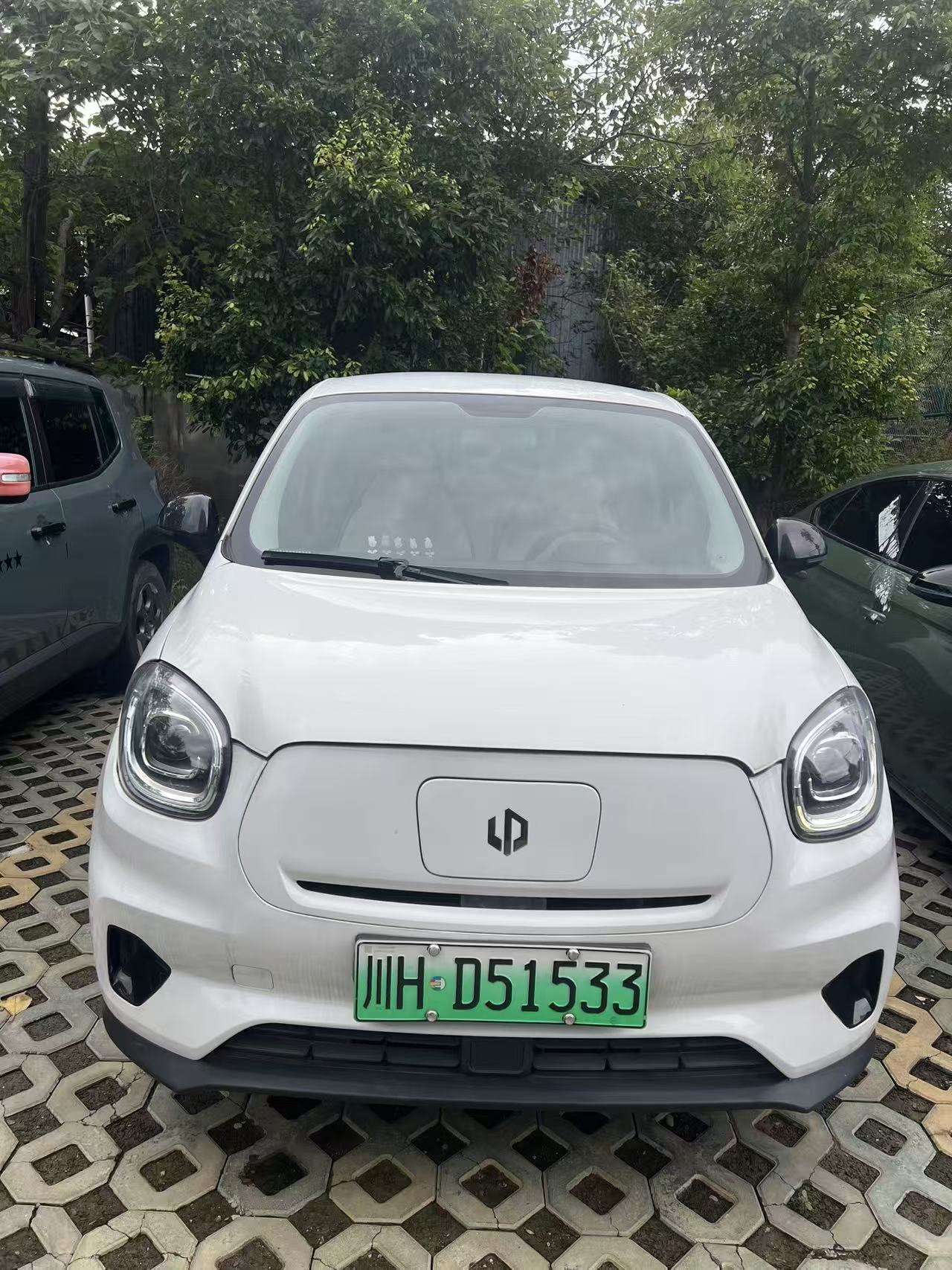 车牌为川HD51533零跑牌小型轿车一辆