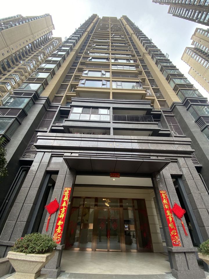 成都市龙泉驿区大面镇金茶路855号1栋1单元27层2702号房屋