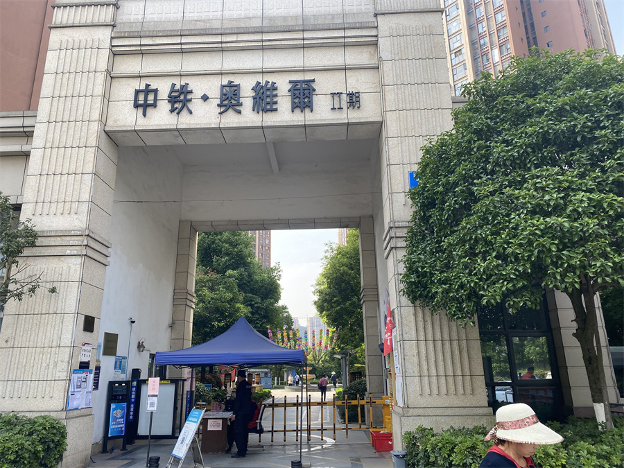 成都市郫都区郫筒镇菠萝上街169号130栋2单元4层403号房屋、室内物品