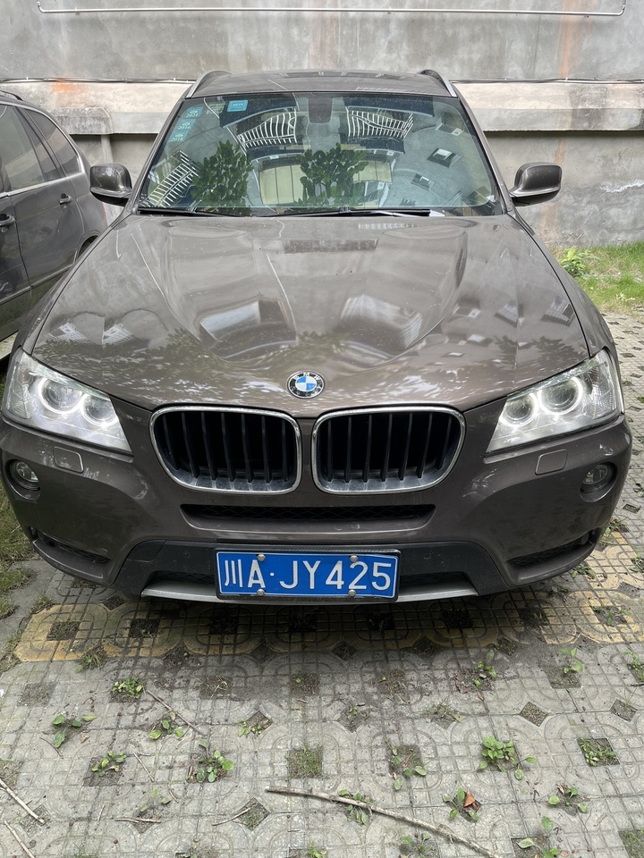 车牌号为川AJY425宝马牌汽车一辆
