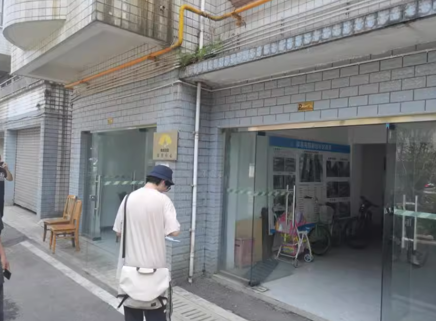 眉山市东坡区东坡镇一环西路银杏花园号E幢1层1号车库