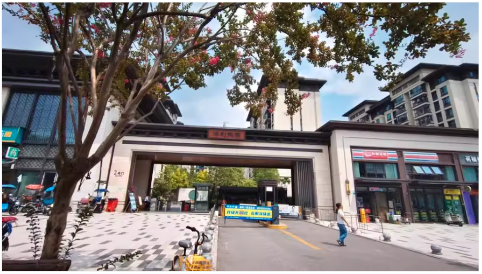 郫都区何公路120号9栋2单元9层902号